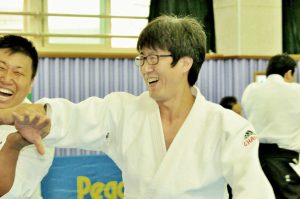 웃으며 수련하는 모습